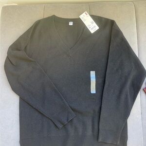 Uniqlo Black V-Neck Sweater - Women’s Crew & Scoop Neck Style
